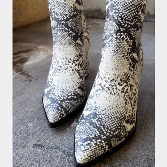 🚨//Coachella Collection// Snake print Bootie - Picture 5 of 6